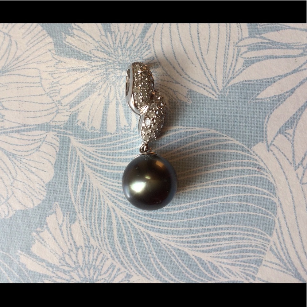 14k 9.0mm Tahitian pearl diamond pendant